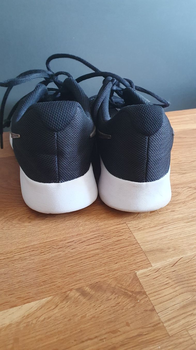 Nike Damenschuhe: Nike Turnschuhe schwarz Grösse 41 Top – Gebraucht aus Laufenburg von megane1959 2