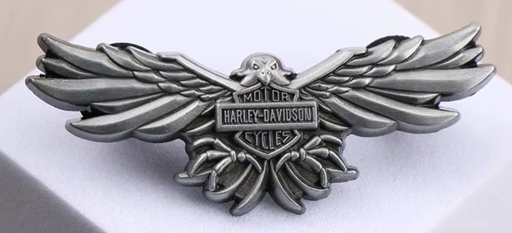 Harley-Davidson Broches & Aiguilles: Pin's Harley-Davidson Aigle Métal Argenté J122 – Neuf avec emballage d'origine à Allens par MADE.IN.ROCK.N.ROLL