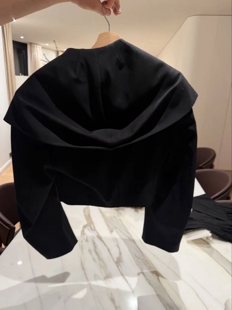 Alaia Giacche: Alaia Black Cropped Jacket - Wide Lapel, Size 38 – Nuovo (secondo la descrizione) da Zürich venduto da mpa_bd2d 6