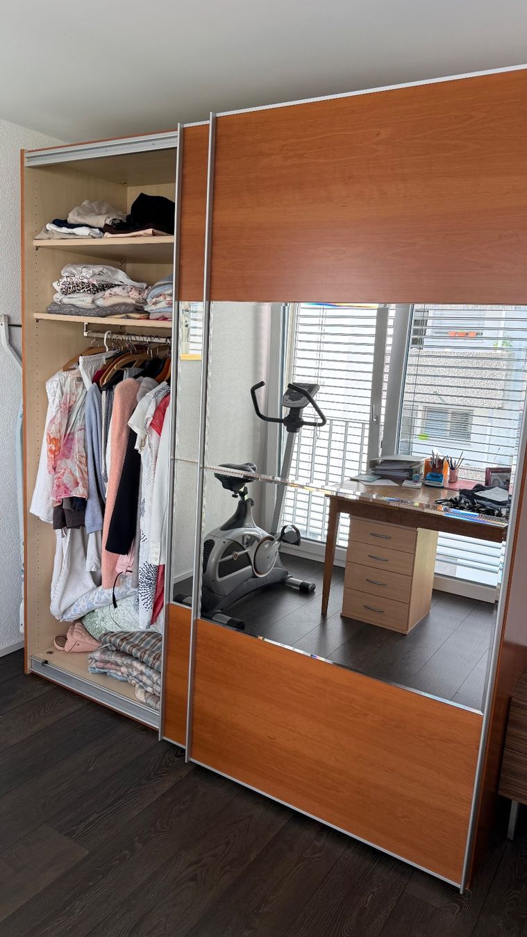 Armoires: Kleiderschrank mit doppelter Schiebetür – D'occasion à Wilen b. Wollerau par gpanzera 2