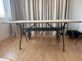 Beiztisch mit Gusseisen-Gestell – D. Bachmann Zürich