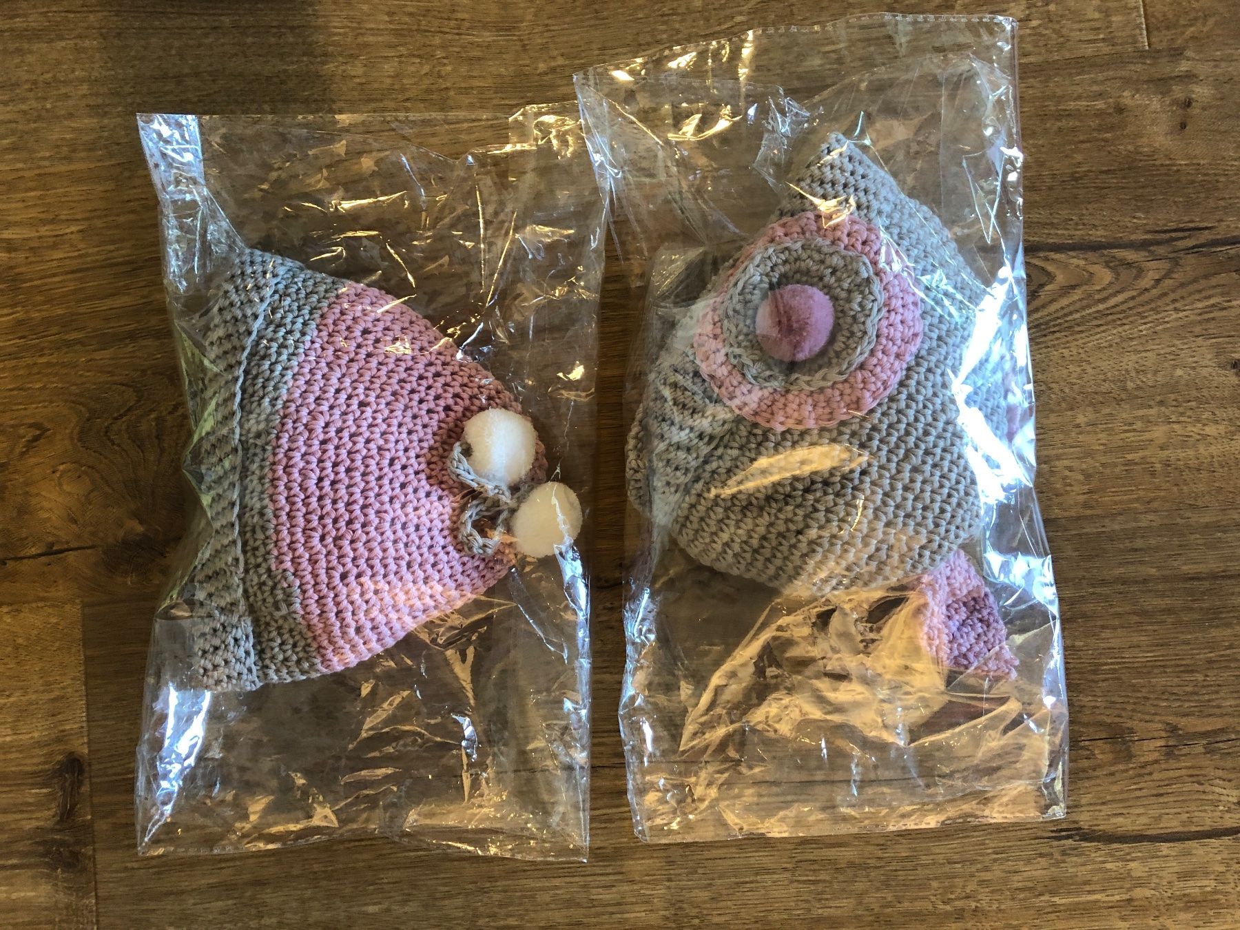 Berretti & Sciarpe: 2 New Baby Handmade Knitted Hats – Nuovo e nell'imballaggio originale da Brugg AG venduto da Magna3 3