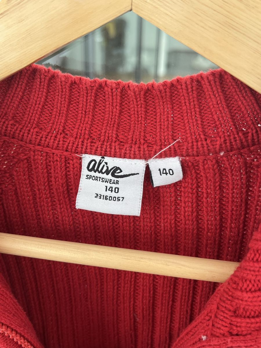 Jacken: Strickjacke Gr. 140, rot mit Streifen  – Gebraucht aus Bülach von omb_3 4