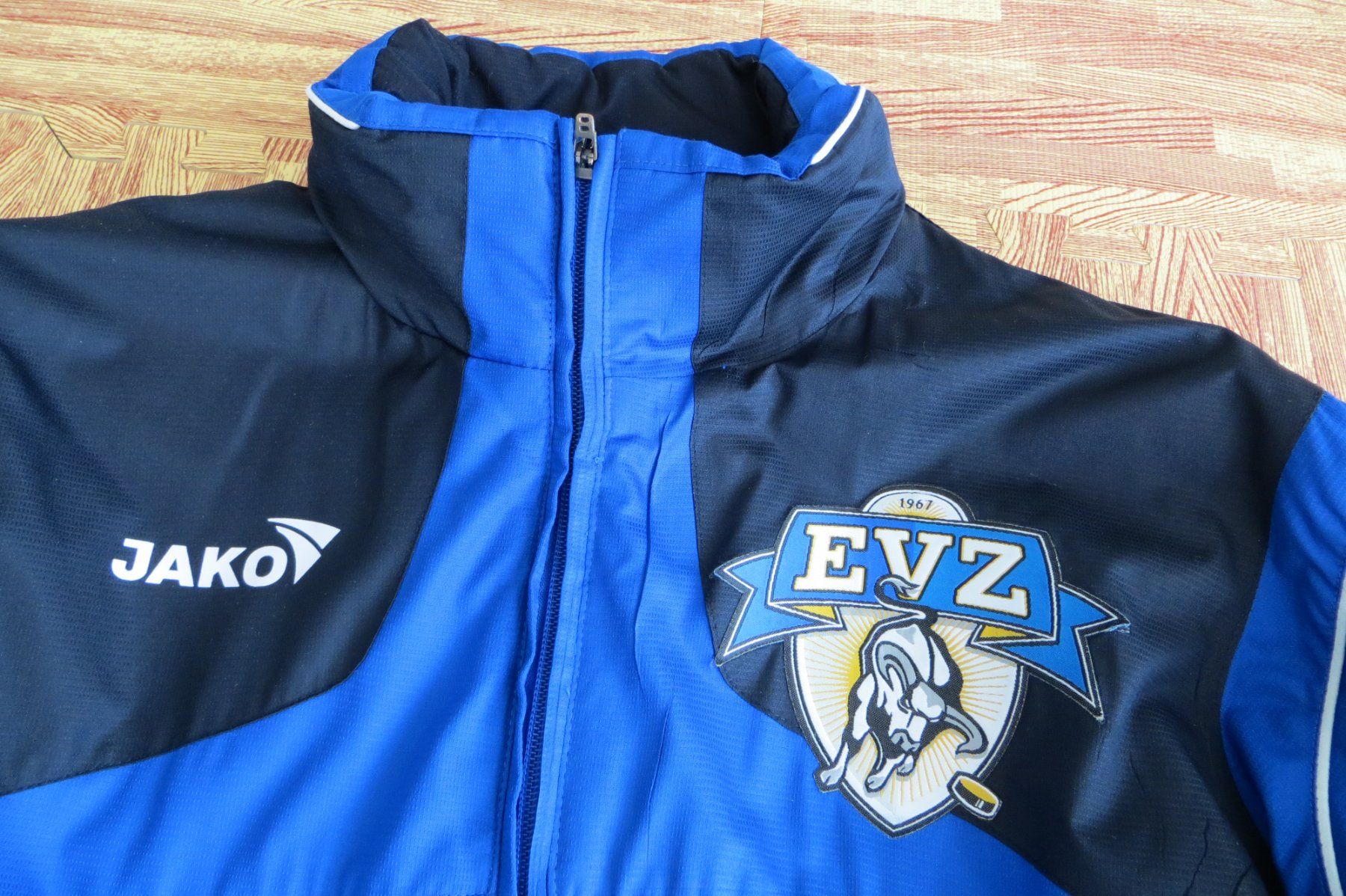 Jako Giacche: EV Zug - Winterjacke JAKO – Usato da Brugg AG venduto da Finlandia