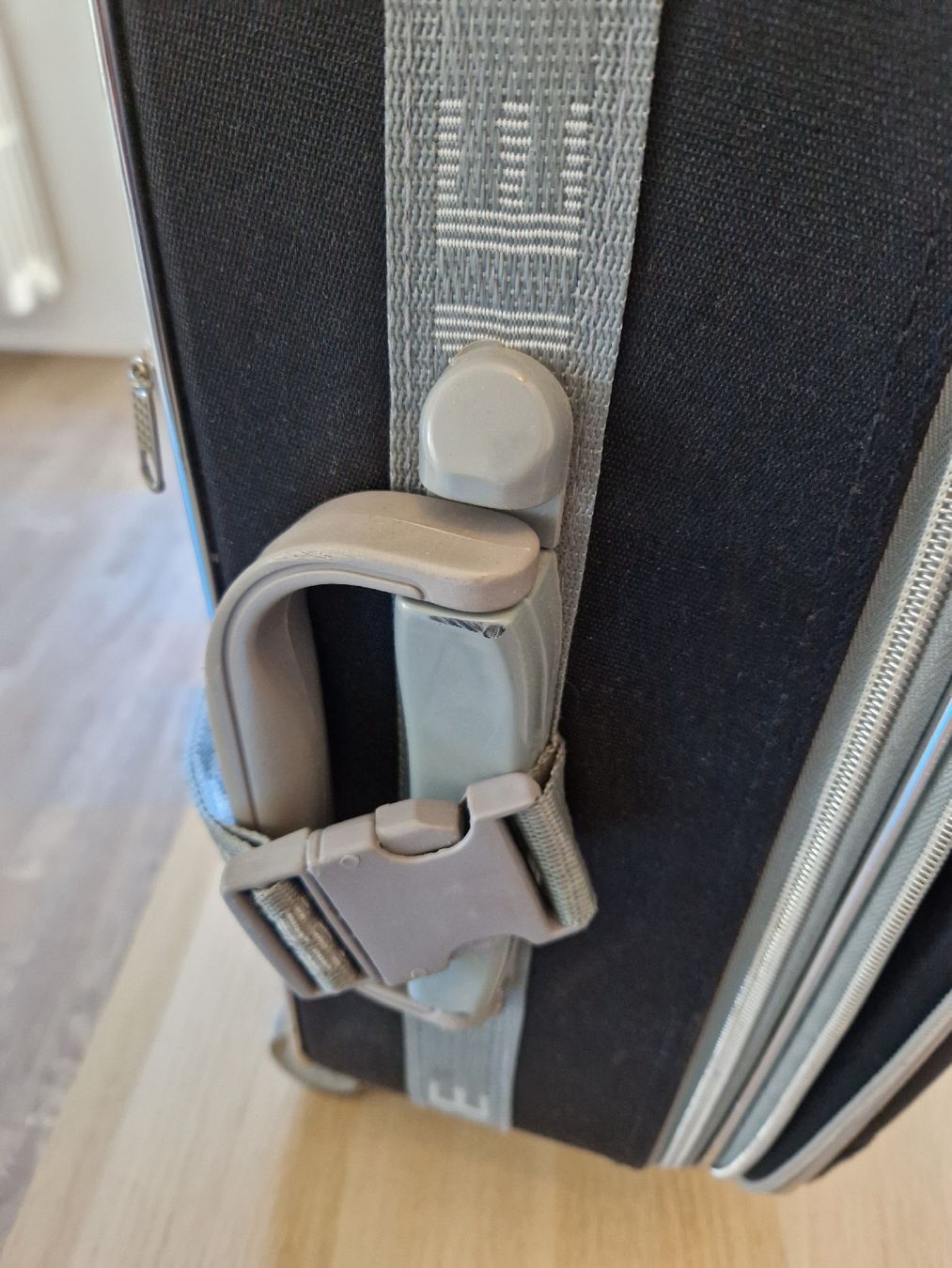 Valigie: Cabin Size Suitcase With Wheels, Compass, & Combinat lock – Usato da Wettingen venduto da mor_76q7 5