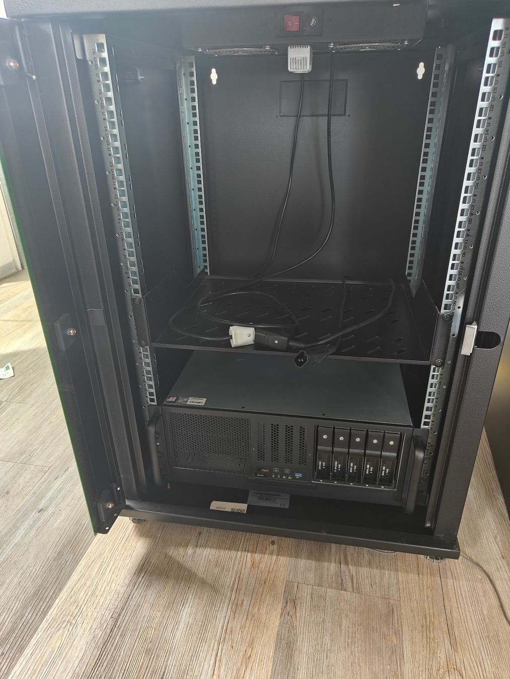Server: Server (inkl. Schrank) – Usato da Biel/Bienne venduto da Horai_Liquidation