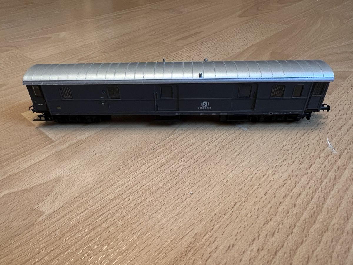 Roco Modellini di ferrovie: Roco Post Gepäckwagen – Usato da Gisikon venduto da ram_78bx