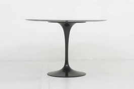 Eero Saarinen Tulip Table 107cm in Marmor von Knoll Int.