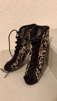 WOW Shoes Gr. 39, Schwarze Stiefeletten mit Goldmuster