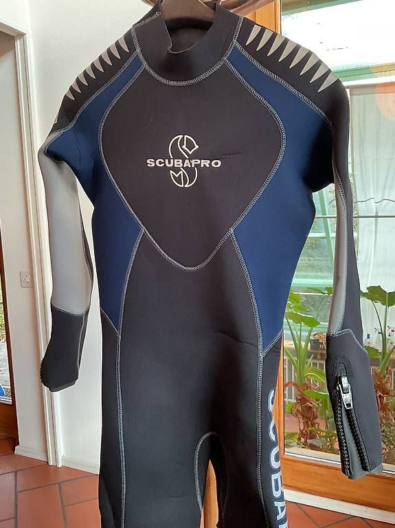 Costumes: Tuta da sub nuova per immersioni – D'occasion à Gudo par ele_7h2r 1