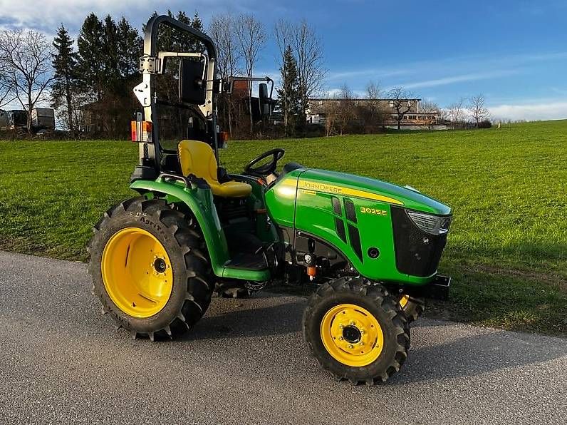 Trattori: Allrad Traktor John Deere 3025 E - Kauf oder Miete – Usato da Baar venduto da renewismer