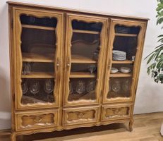 Vitrine Holz mit drei Türen und Schubladen