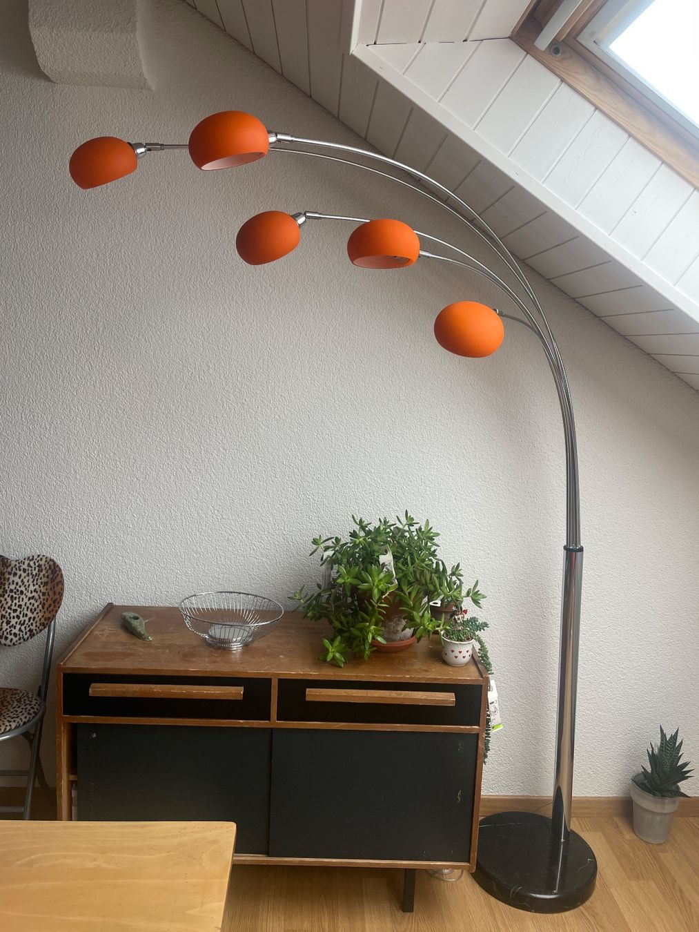 Lampade: Bogenlampe chrom orange mit Marmorsockel – Usato da Zürich venduto da merbo