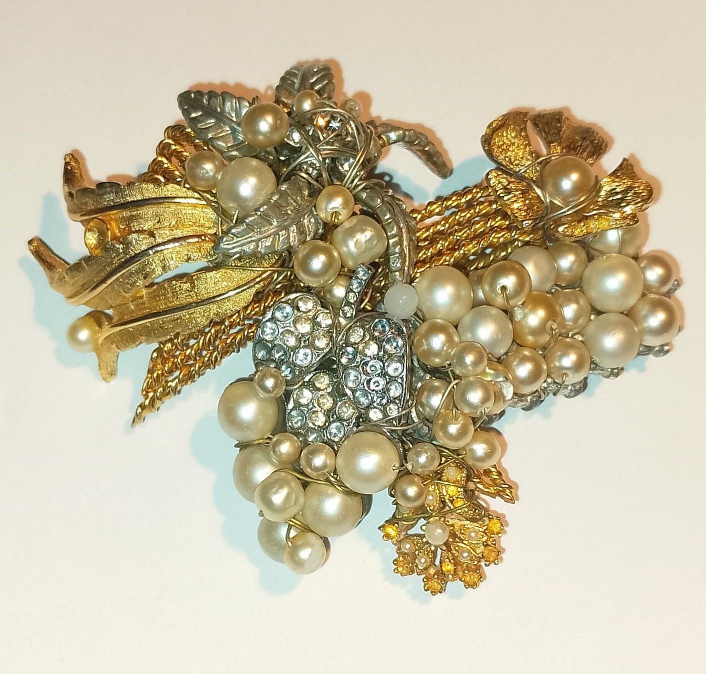 Broches & Aiguilles: Robuste Vintage Antik Brosche "TOTA" mit Perlen  – D'occasion à Therwil par col_m6rx 1