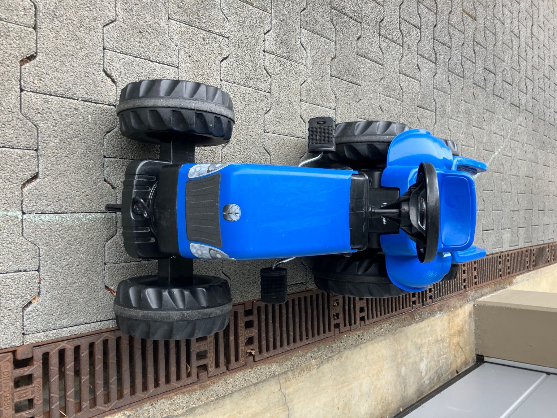 New Holland Veicoli per bambini: Spielzeug-Traktor mit Anhänger – Usato da Sempach Station venduto da Pipopipo 4