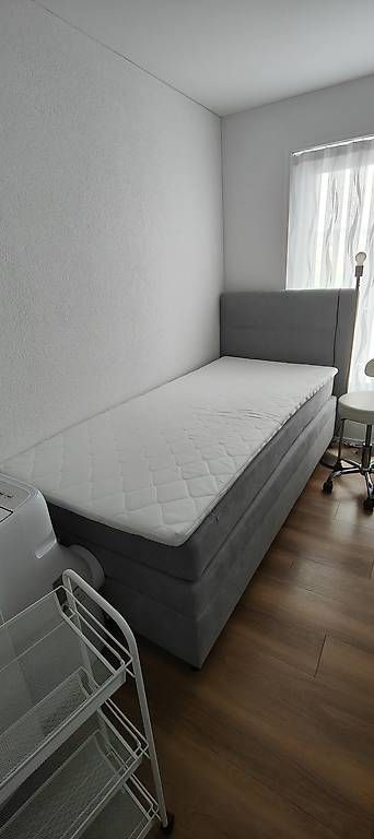 Betten: Boxspringbett 90x200 cm – Gebraucht aus Pfyn von Antooniiia