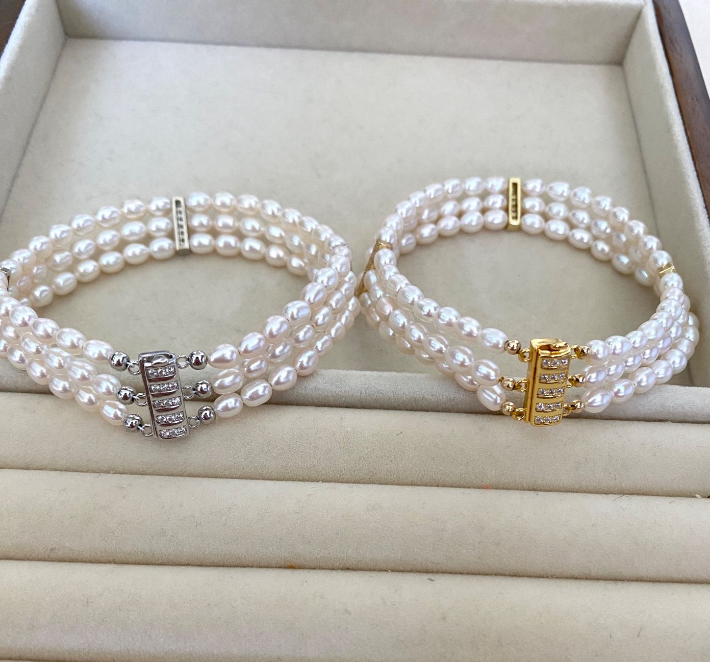 Bracciali & Braccialetti: dreifach Süsswasserperlen/Perlen Armbänder – Nuovo e nell'imballaggio originale da Sarnen venduto da Yingsperlen4 2