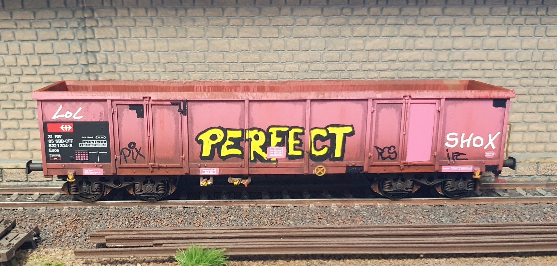 Roco Modellini di ferrovie: WAGON EAOS, SBB-CFF, ROCO 47215, PATINE + GRAFFITIS – Usato da Loveresse venduto da FIFILOULOU 1