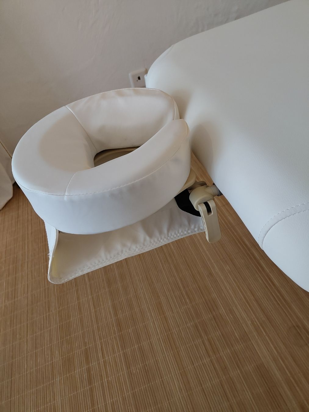 Sonstige Körperpflege: table de massage électrique  – Gebraucht aus Avenches von syl_2fv6 4