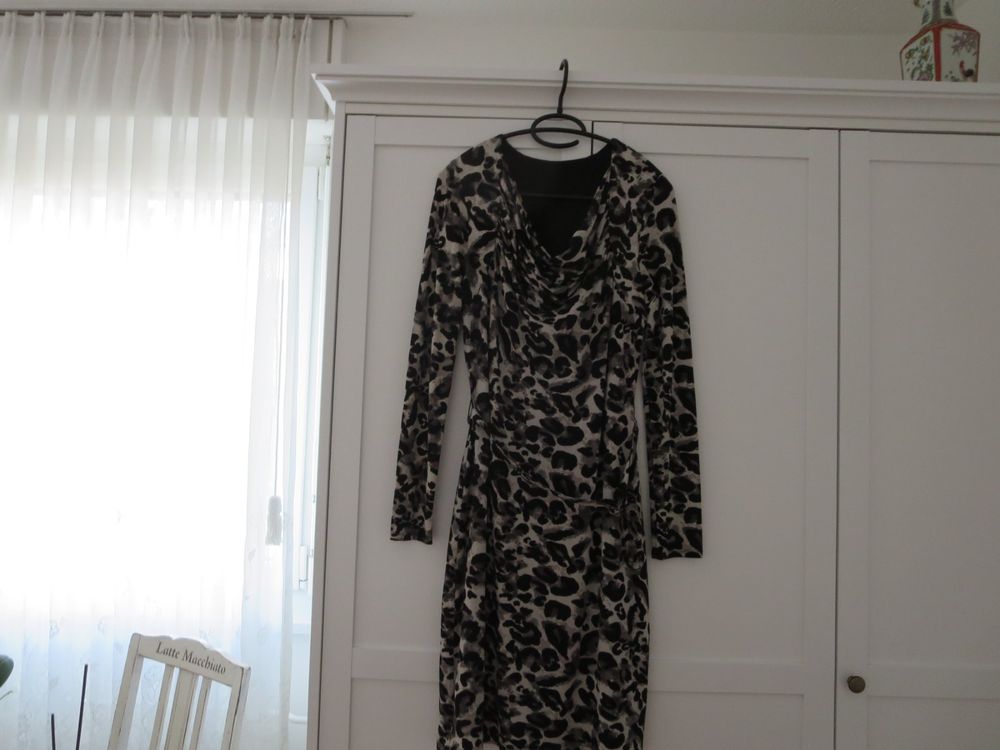 Comma Damen Kleid Mit Plisseefalten – Langarm Mit Manschetten & Knopfleiste