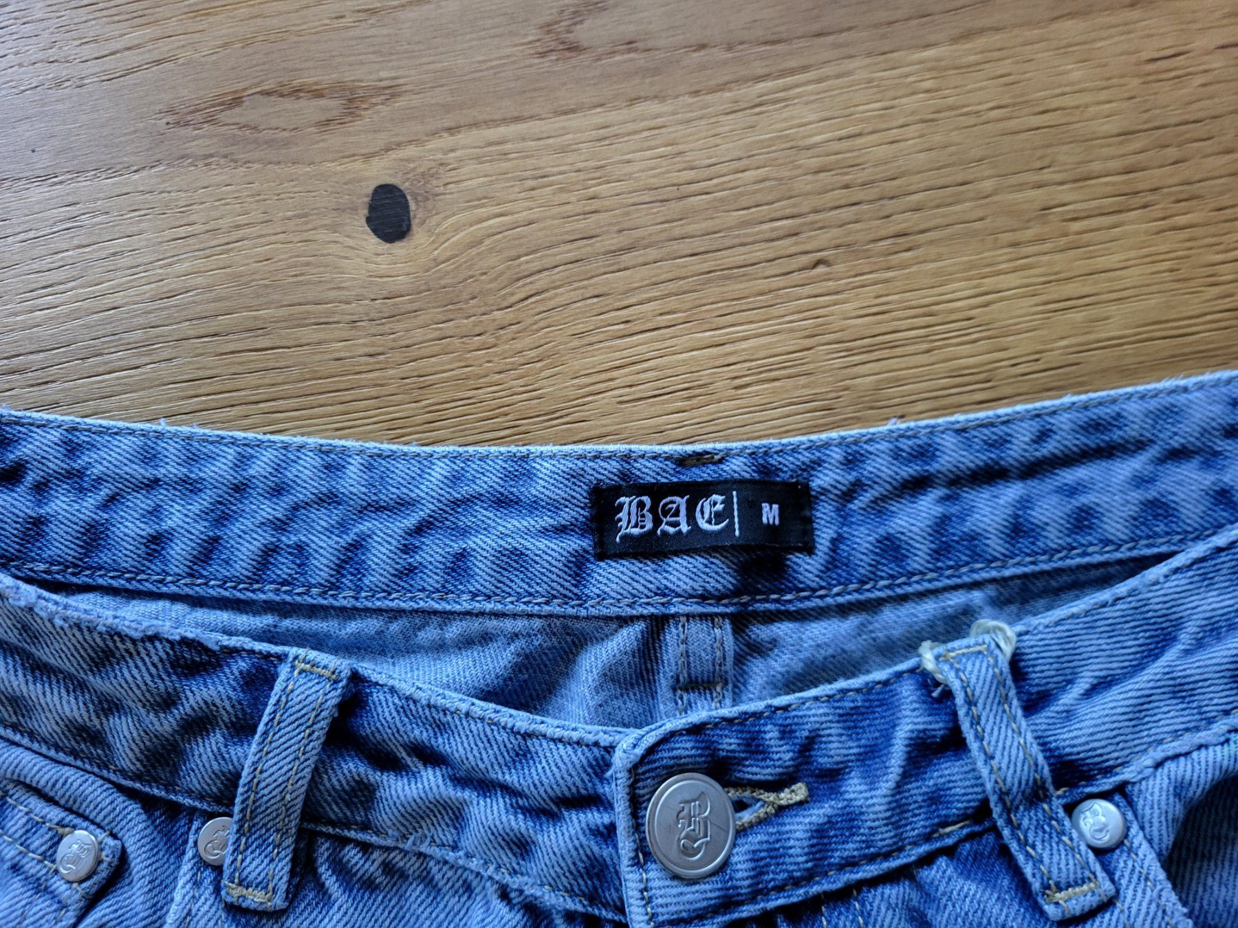 Jeans: Jean BAC avec croix noires, taille M – Usato da Courroux venduto da Belleange 1