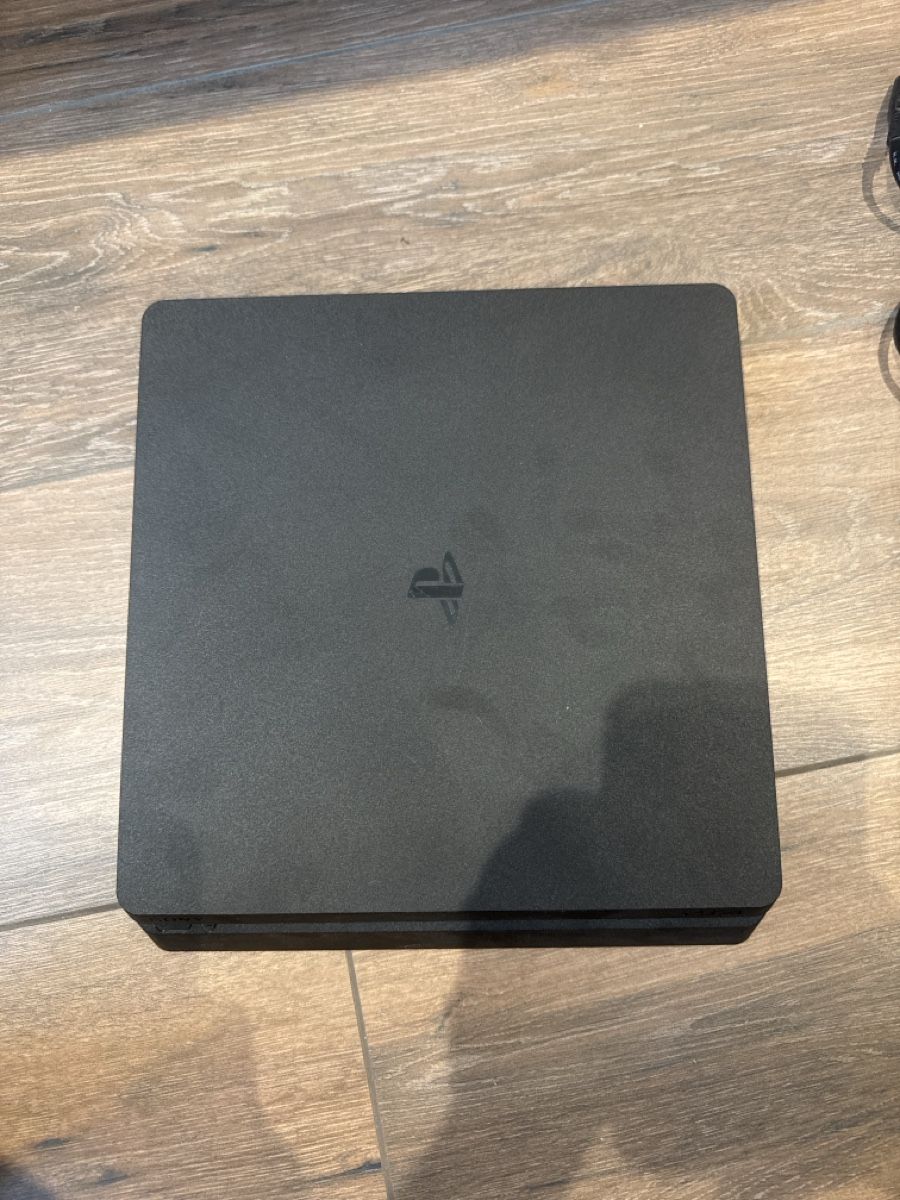 Sony Console: Playstation 4 Slim Konsole mit Kabeln gebraucht – Usato da Beinwil am See venduto da noxno