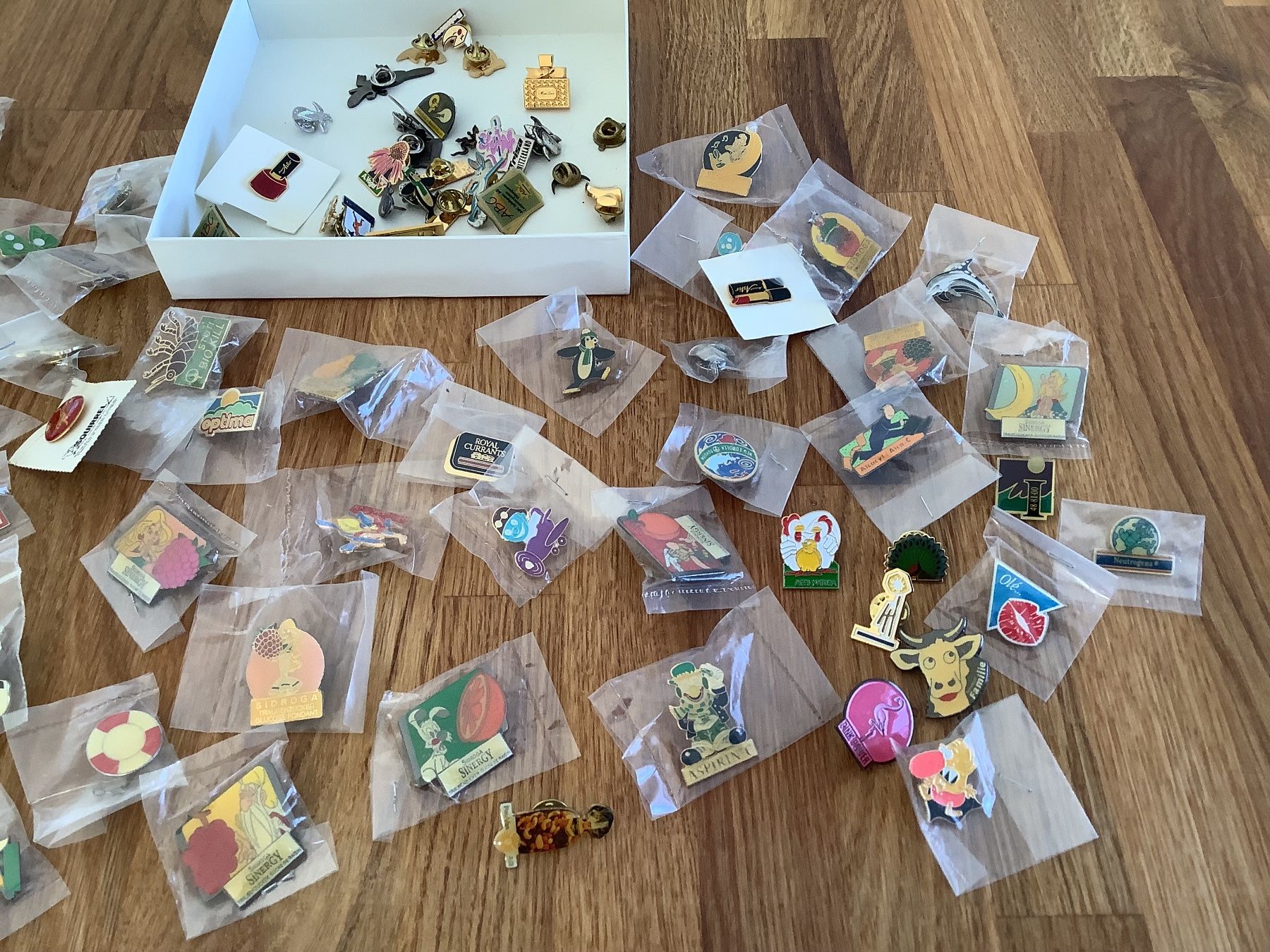 Placchette & Badge: Grosse Anstecknadel Sammlung Pins, 93 Stück – Usato da Adliswil venduto da Guempi1 2
