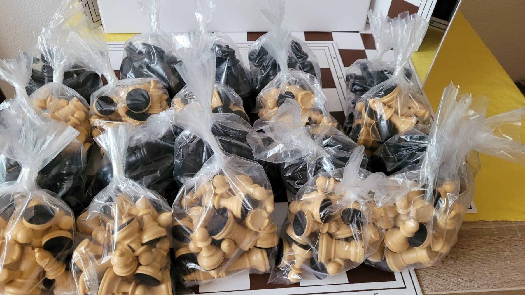 Spiele: 10 X KUNSTSTOFF TURNIERSETS - MIT VERSAND !! – Neu und originalverpackt aus Chur von Artona0903 4