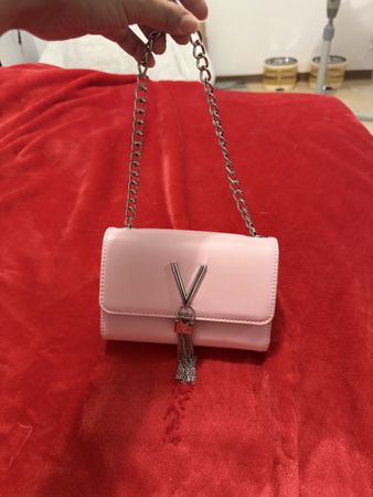 Umhägetasche pink mit Kettengurt und V-Logo