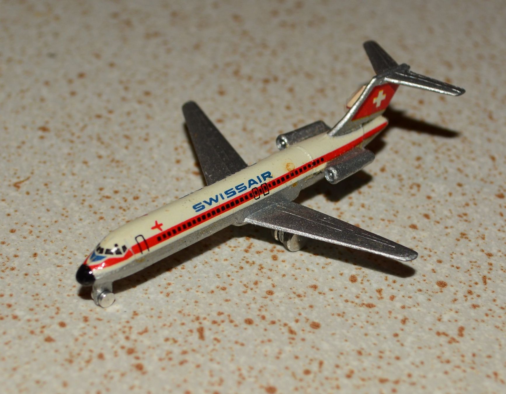 Schuco Kit di modellismo & Modellini statici: Schuco DC-9 Swissair – Usato da Basel venduto da Dogana