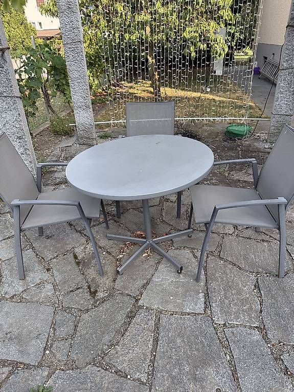 Set di tavolo e panche: Gartentisch mit 3 passende Stühlen – Usato da Lyss venduto da apennisi
