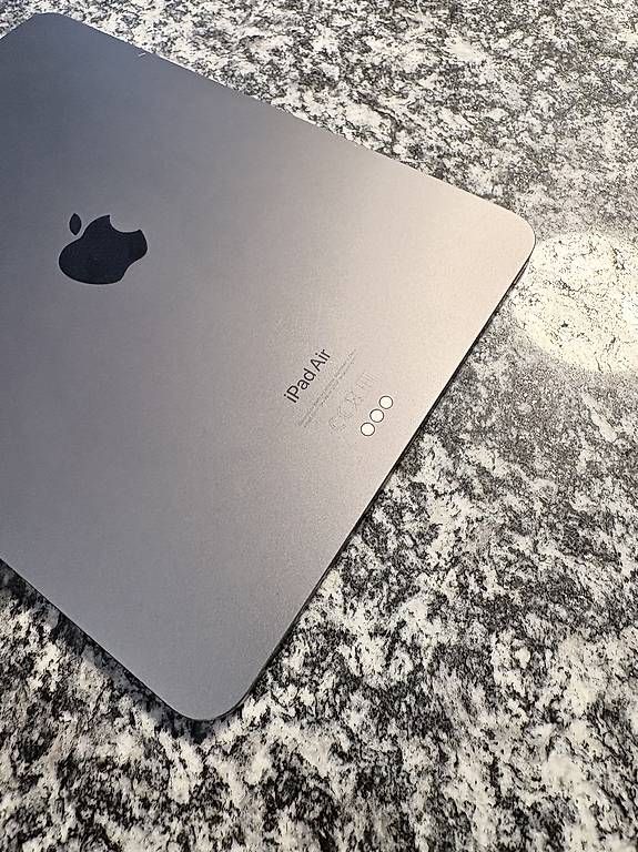 Apple Tablet PC: iPad Air 5th Generation 64 gb – Usato da Zürich venduto da h4llo 2