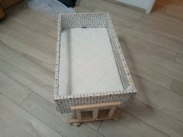 Babybett mit einer Schaukelfunktion und neuen Matratze