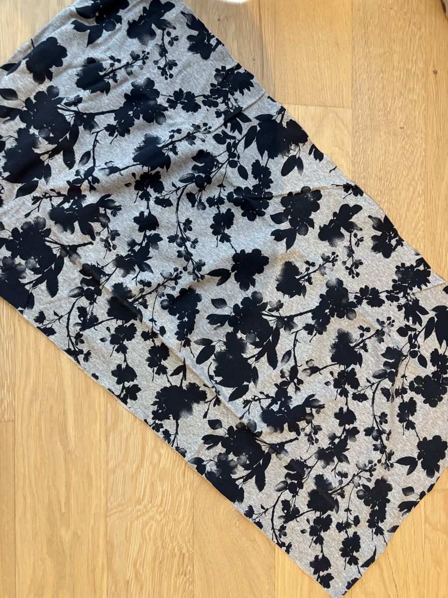 Tessuti: Sommersweat grau mit Blumenmuster blau – Nuovo (secondo la descrizione) da Gwatt (Thun) venduto da Bioethanol01
