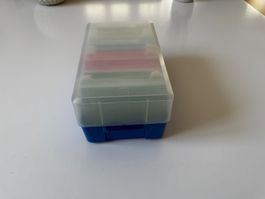 Karteikarte-Box mit bunten Karten