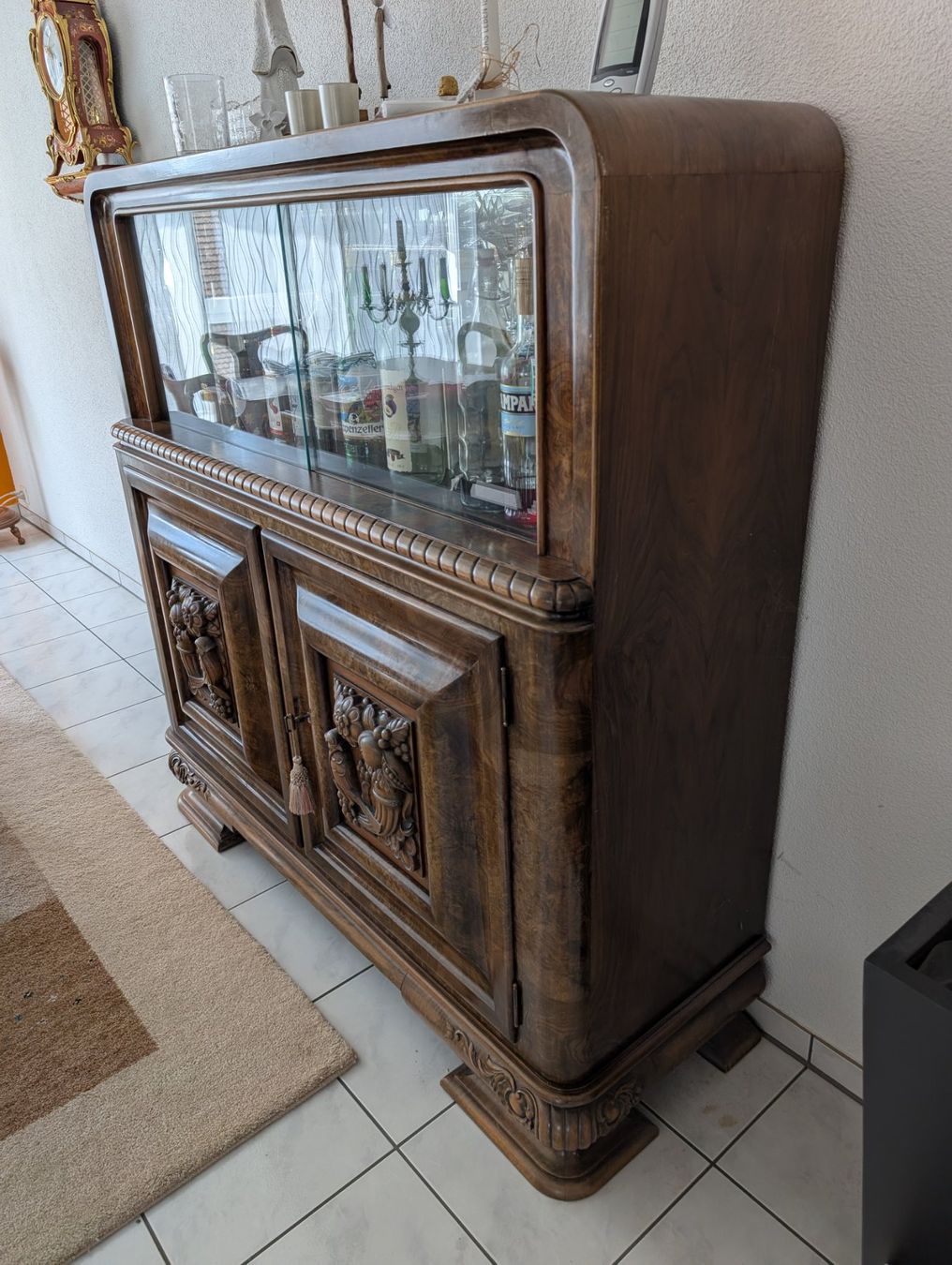 Vitrinen: Vitrine, Nussbaum Massiv Holz mit Schnitzerei – Gebraucht aus Amriswil von rabi66 1
