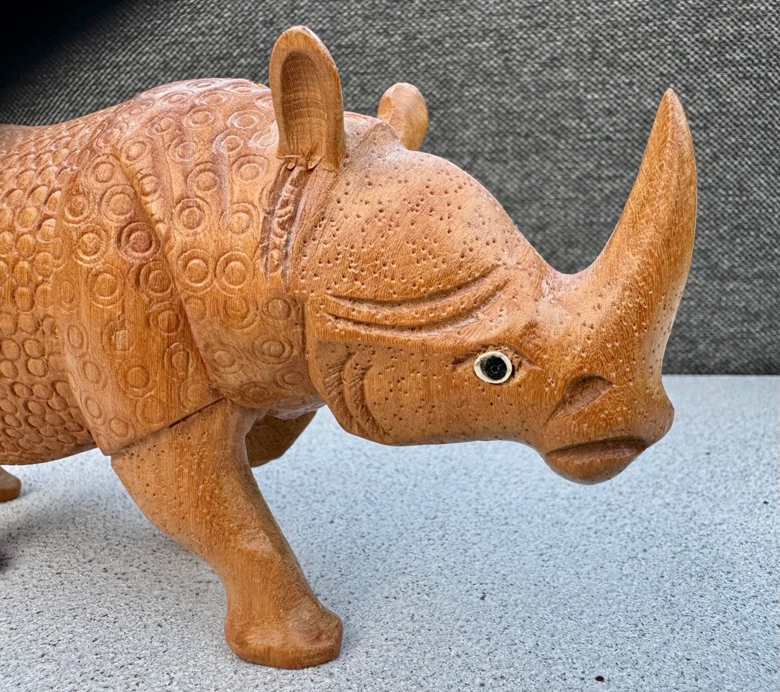Figuren: Handgeschnitzte Holzfigur eines Nashorns – Gebraucht aus Oberrieden von pet_n2c2 2