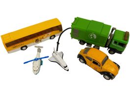 3 Spielzeugautos und 2 Spielzeugflugzeuge