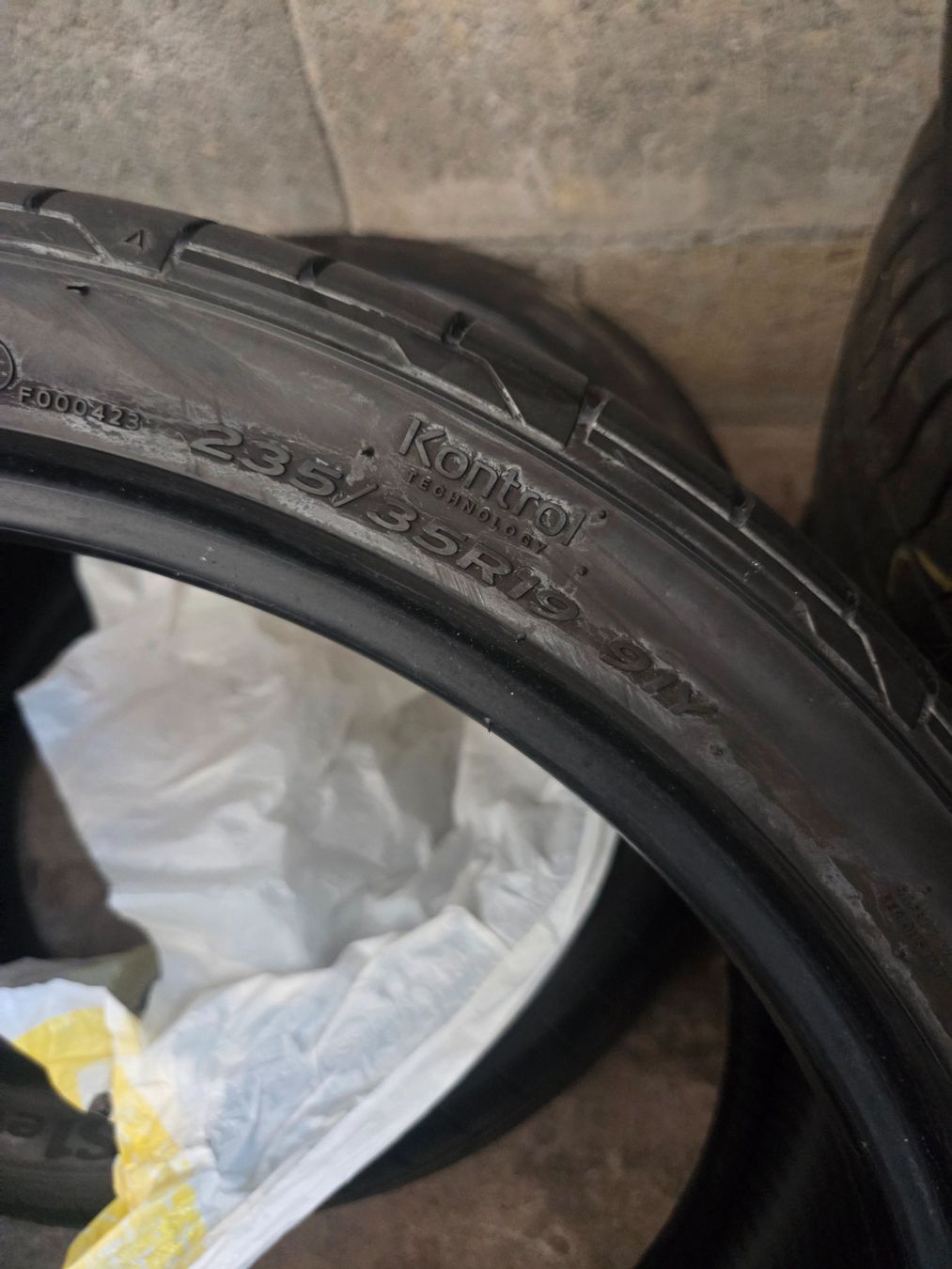 Altro in Scrittura & Disegno: Pneus été 235/35R19 – Usato da Yverdon-les-bains venduto da vwg_89
