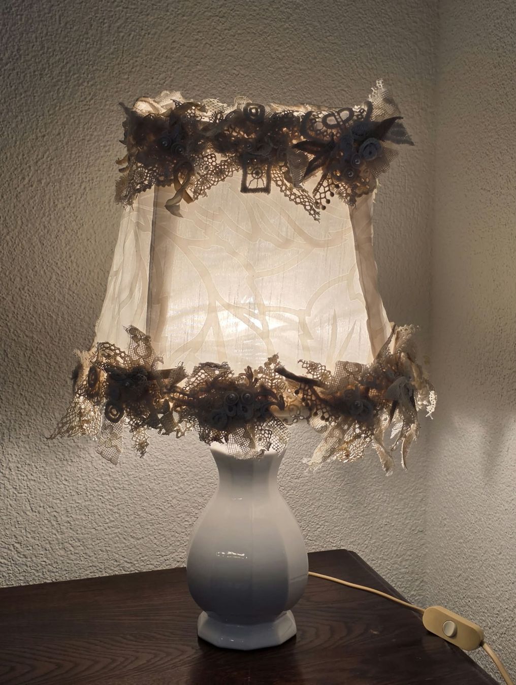 Lampen: Nachttischlampe Shabby Chic Spitzen Stoff – Gebraucht aus Rheinsulz von Dred 1