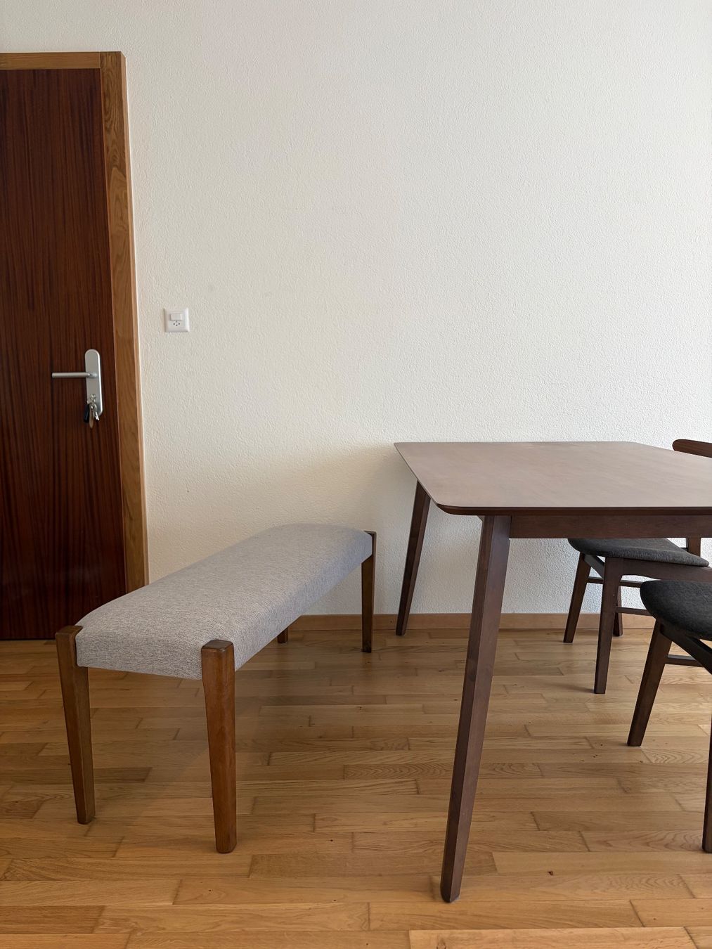 Beliani Set di tavolo e panche: Table à manger + 2 chaises + banc style noyer foncé – Usato da Lausanne venduto da spi_m2kg 1
