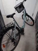 Korbvelo, Stadtrad mit Korb, praktisch für Einkäufe.