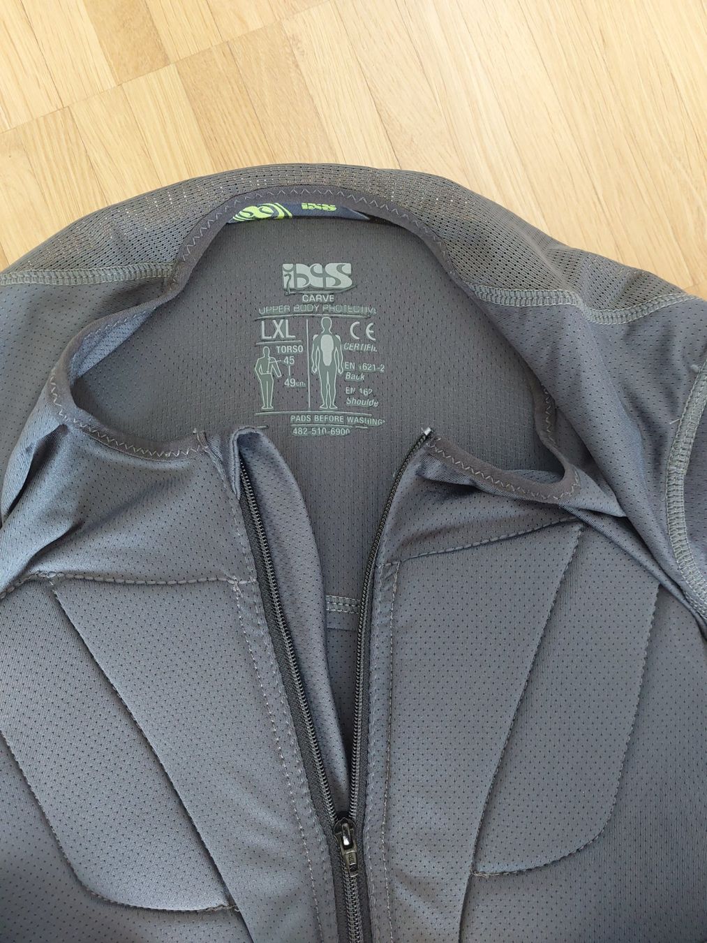 IXS Schutz & Schoner: IXS Oberkörperprotektor, Carve Jersey grau – Gebraucht aus Reinach BL von Oelfkeller 1
