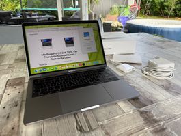 MacBook Pro 13 Zoll 2019 mit Zubehör