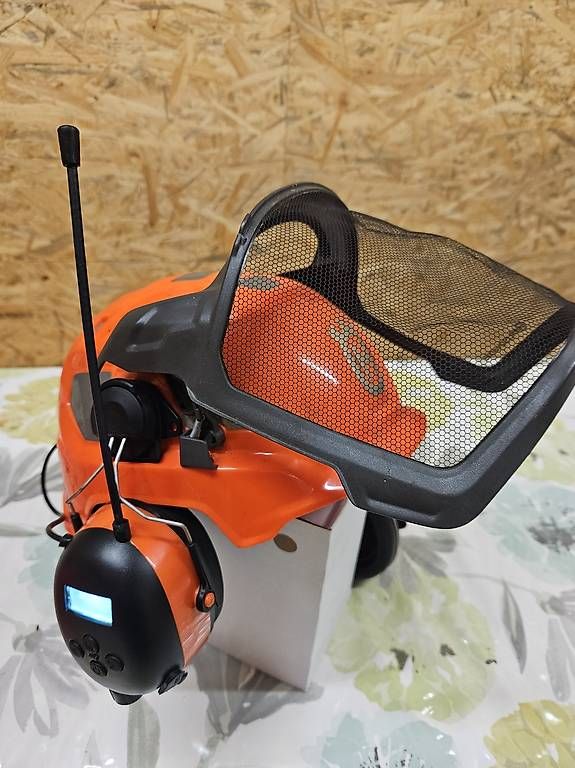 Husqvarna Gesichts- und Gehörschutz: Husqvarna Technical Forsthelm mit Dab+ Pamir – Gebraucht aus Melchnau von set_69fv 2