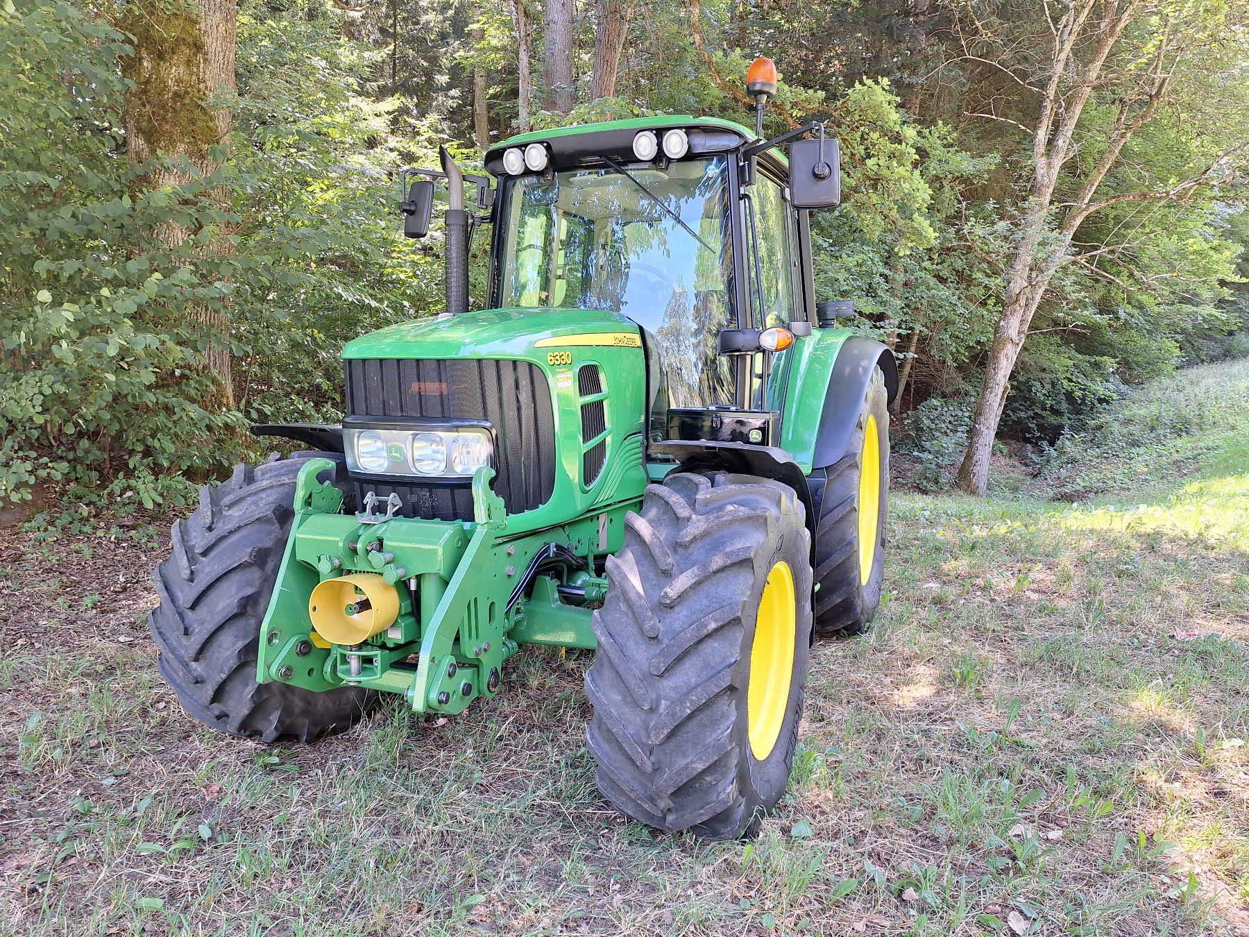 John Deere Trattori: John Deere 6330 Premium – Usato da Brünisried venduto da puerrop