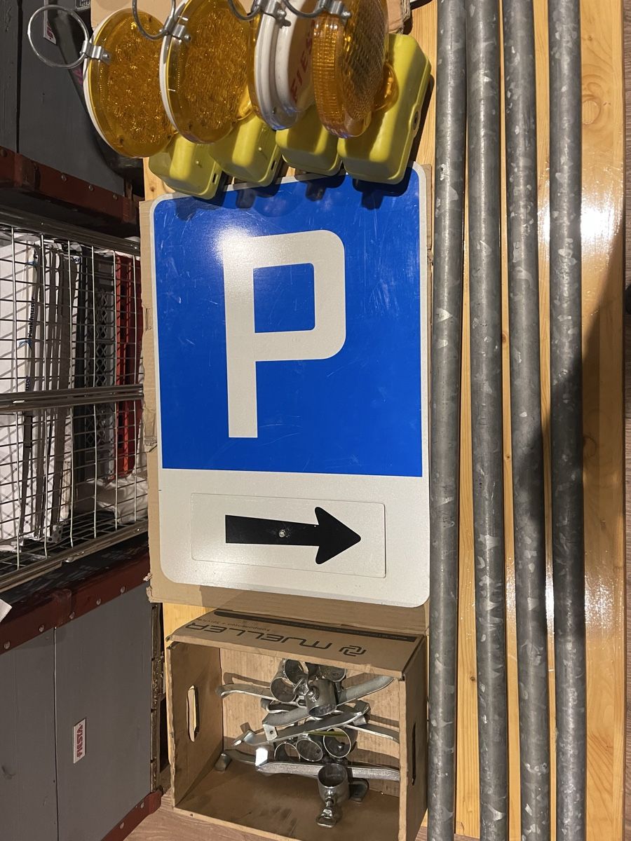 Ecriteaux: Parkplatztafel mit Pfeil 4 Stk. – D'occasion à Rüschlikon par MPS8800