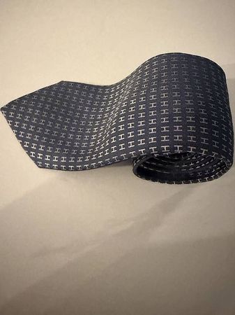 Cravate Hermès Paris 100 % soie grise motif H  État parfait