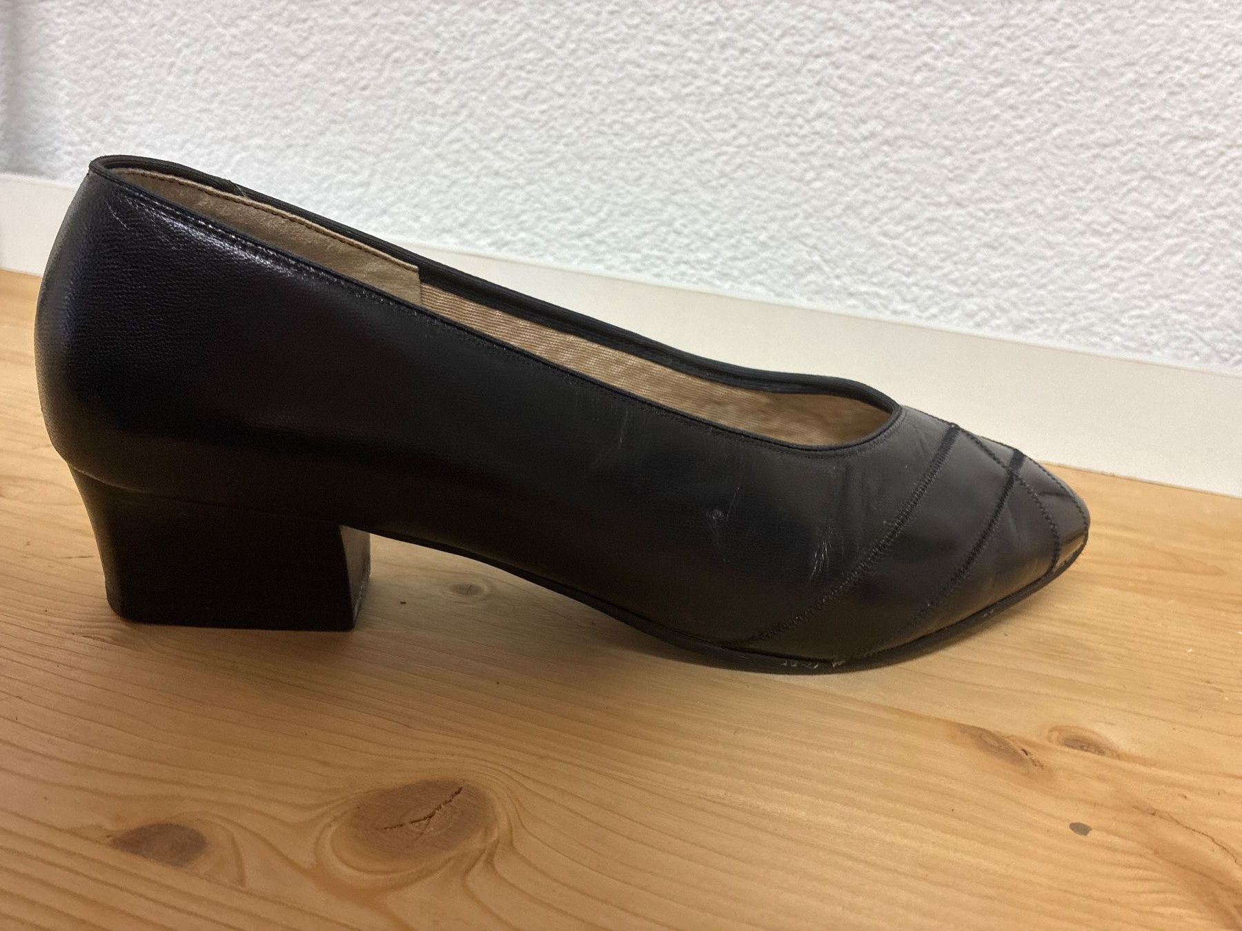 Scarpe da donna: Schwarze Damenschuhe Echtleder Gr.41, – Usato da Fehraltorf venduto da Vorhang 2