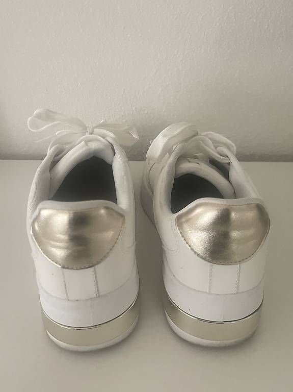 Scarpe da donna: Sneaker weiss/gold Gr. 39 Turnschuh – Usato da Reinach BL venduto da present4you 2